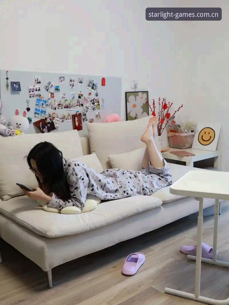 你正窝在沙发里，手机屏幕上跳动着今晚欧冠决赛的倒计时。手指在应用商店里翻来覆去，却始终找不到一个能踏实看的直播源——弹窗广告、卡顿延迟、画质模糊，甚至跳出个"该页面可能包含恶意内容"的警告。这时候朋友发来一个链接："试试星空体育在线网页版，我用了三个月看NBA和英超，目前没出过问题。"你盯着屏幕犹豫了：这个平台的数据更新快吗？个人信息会不会泄露？最关键的问题——星空体育在线网页版体育资讯安全吗？